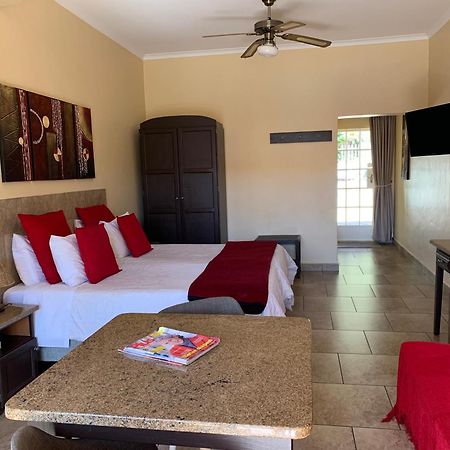 Auberge Guest Lodge Mbombela Buitenkant foto